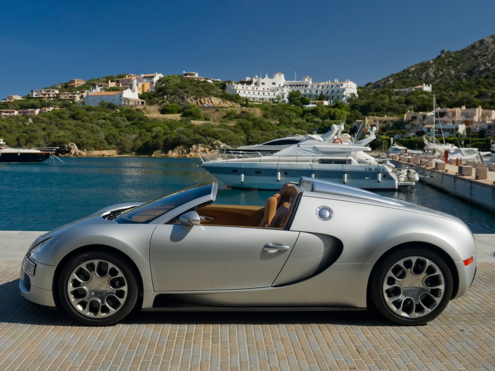 Bugatti у коттеджа без смс